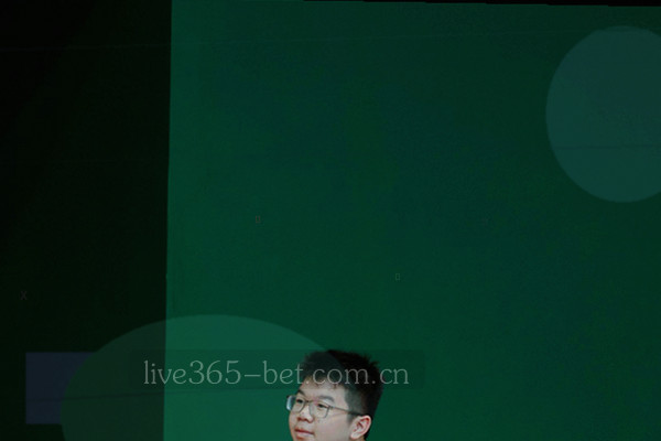 两个设备之间蓝绿数据线快速传输，体现3秒同步