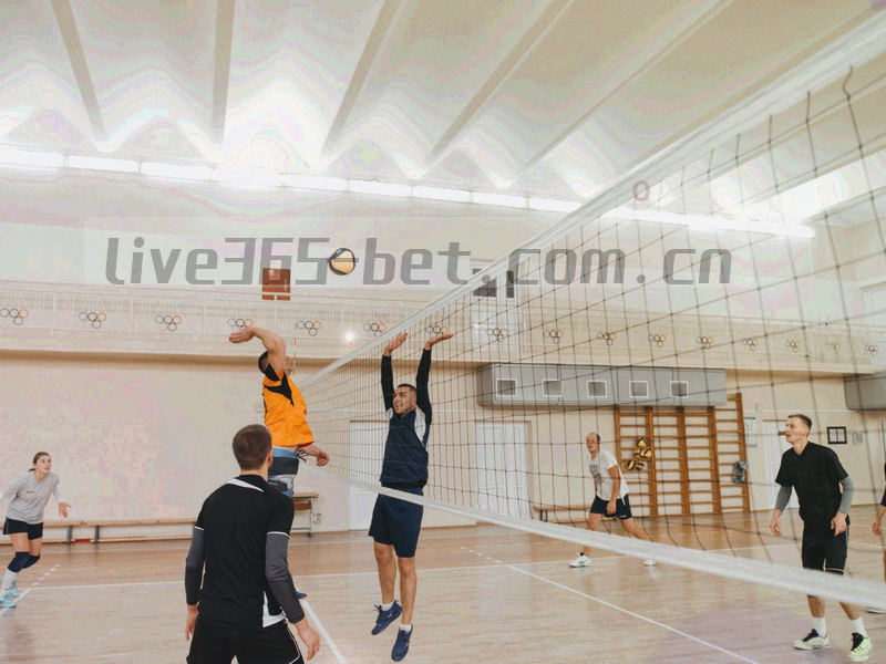 体育场内蓝色与橙色灯光交织，数据轨迹流动象征实时赛讯同步